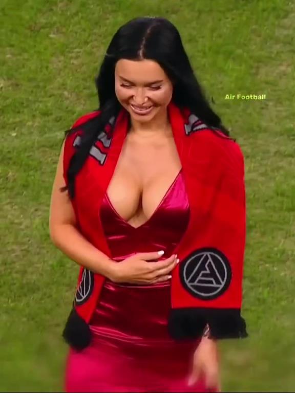 眼神不会说谎!那些球员遇到女歌手的时刻!