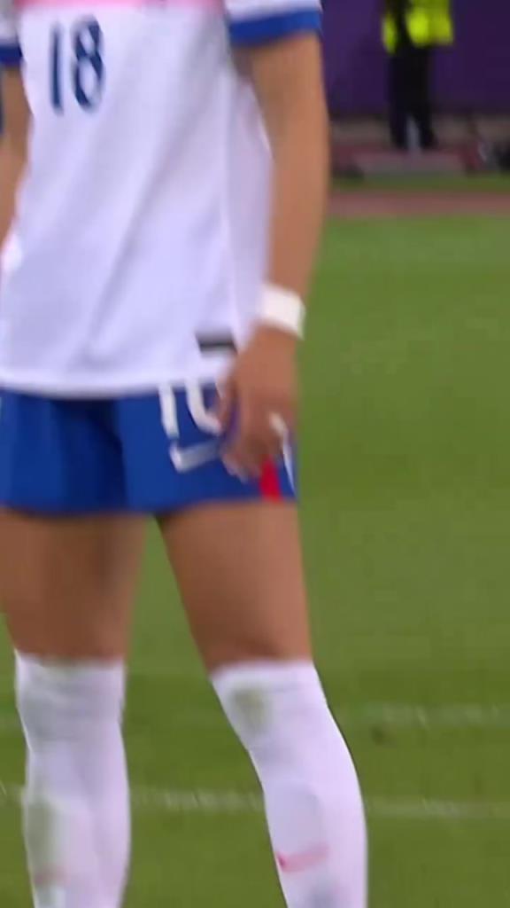 就是这么大心脏!凯莉招牌的罚点球姿势!