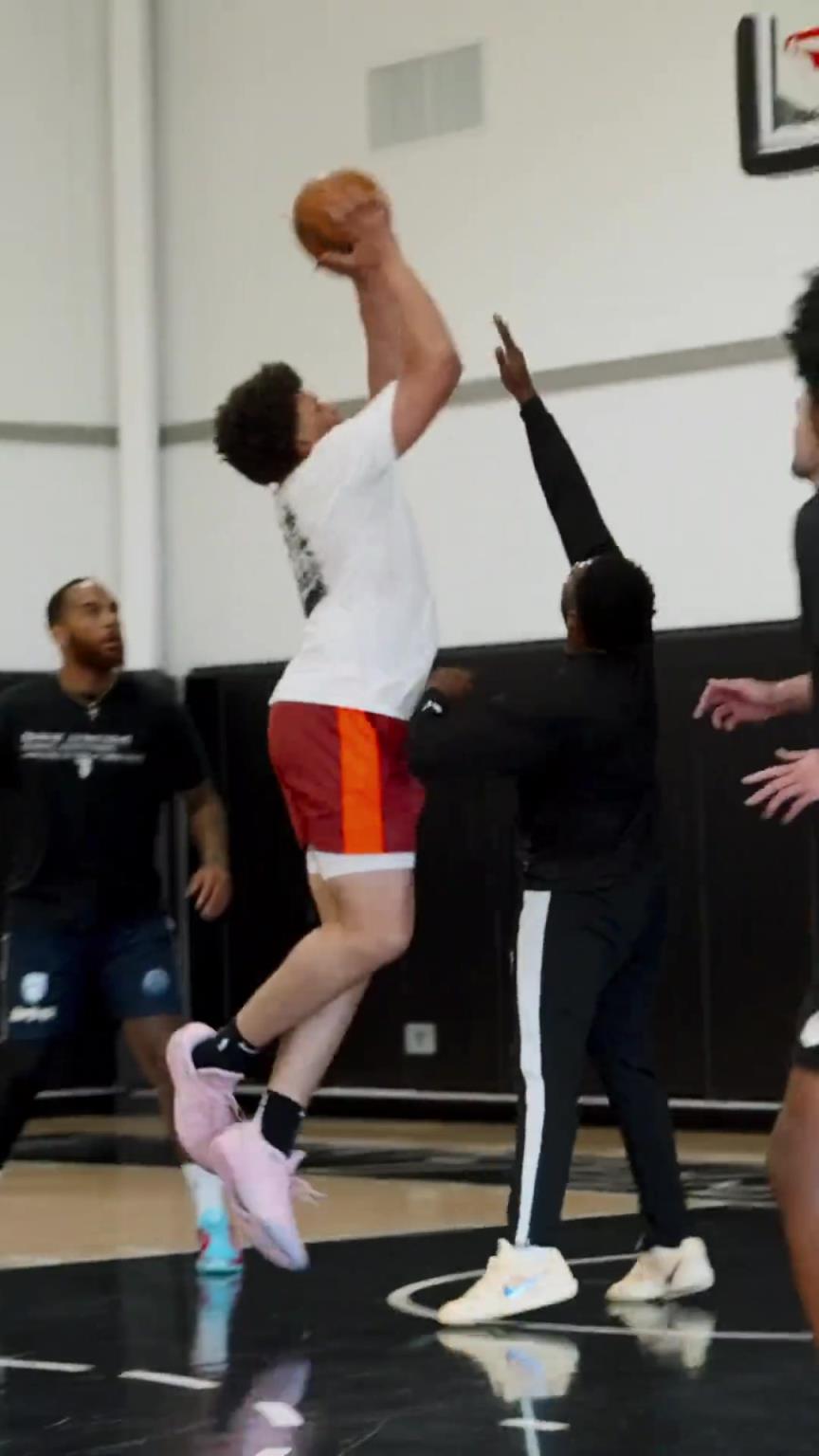 回归上海大鲨鱼！洛夫顿晒训练视频：IM BACK