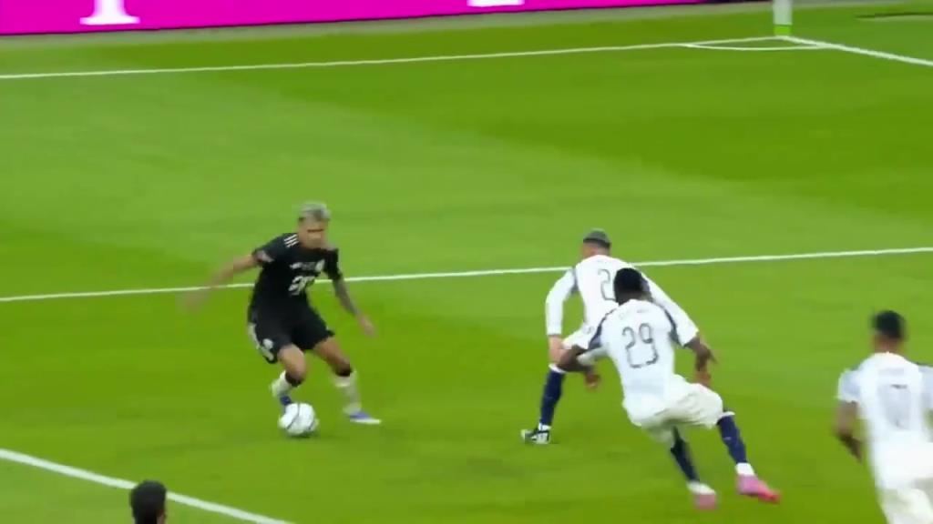 精彩!小将伦纳特-卡尔兜射破门!拜仁3-0领先热刺!