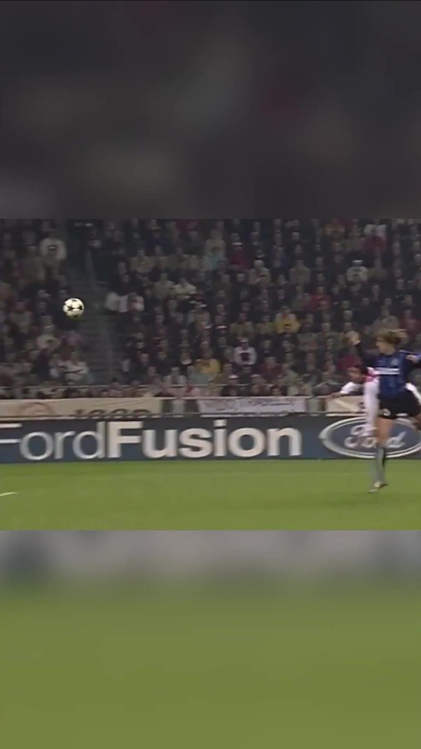 顶级中锋的完美传跑配合!维埃里反击传中克雷斯波头球破门!