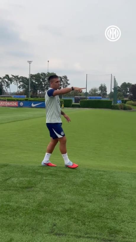 炮轰事件已成过去式!实拍:劳塔罗训练前拿恰球王等兄弟打趣❤