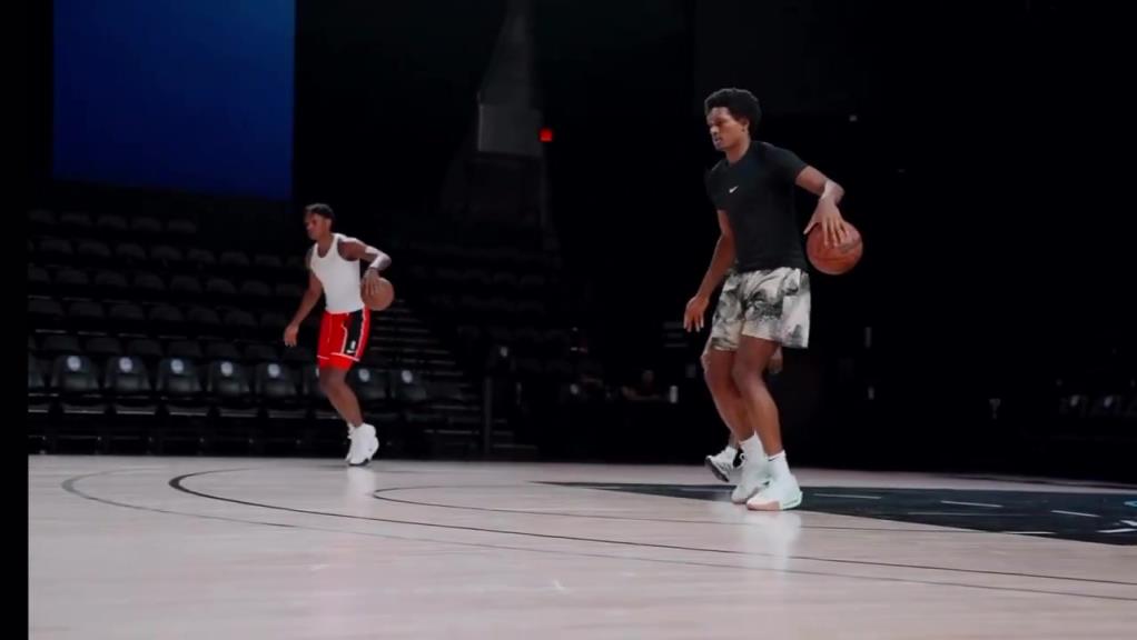 哥俩打磨技术！阿门与弟弟奥萨尔休赛期一同训练