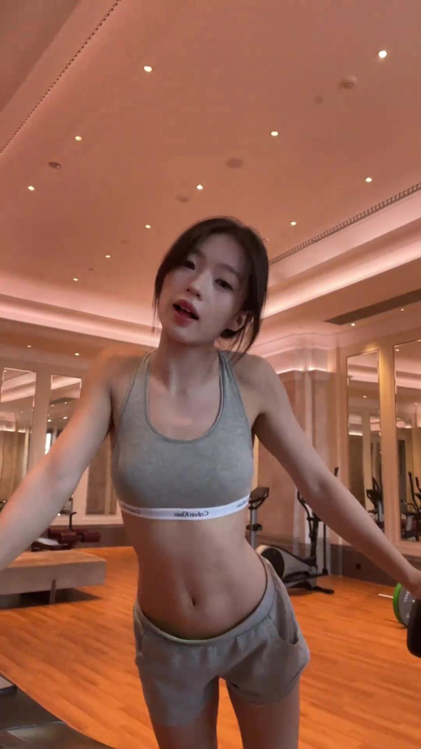 没想到打球的妹子私下还有两幅面孔