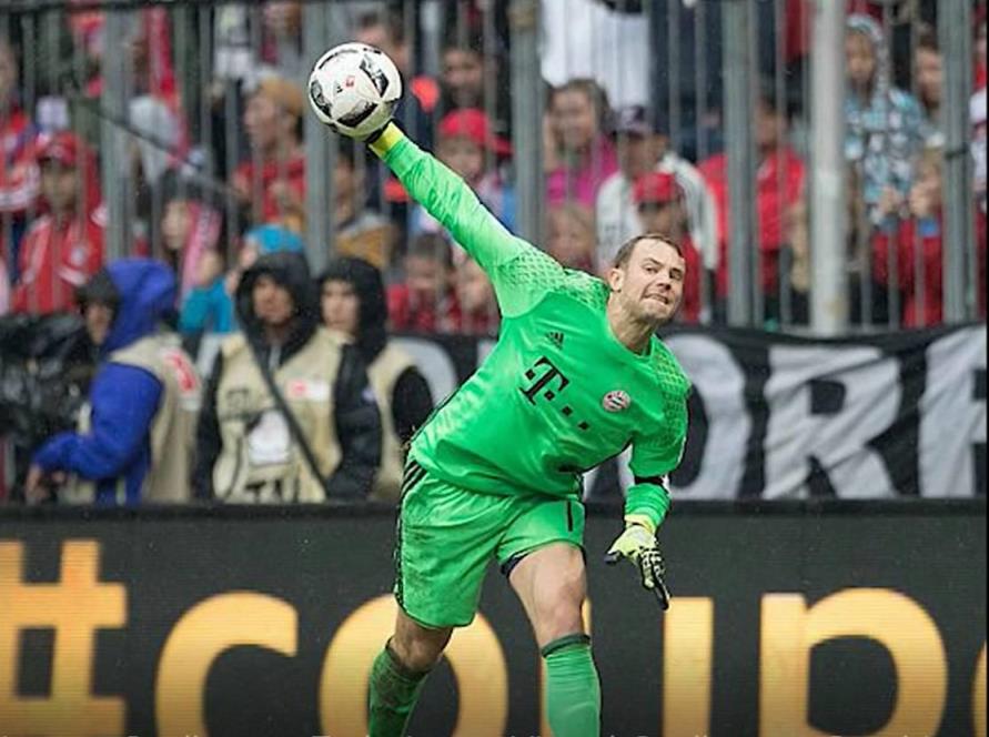 大力小新!诺伊尔的力量有多恐怖?看这个抛球就知道了!