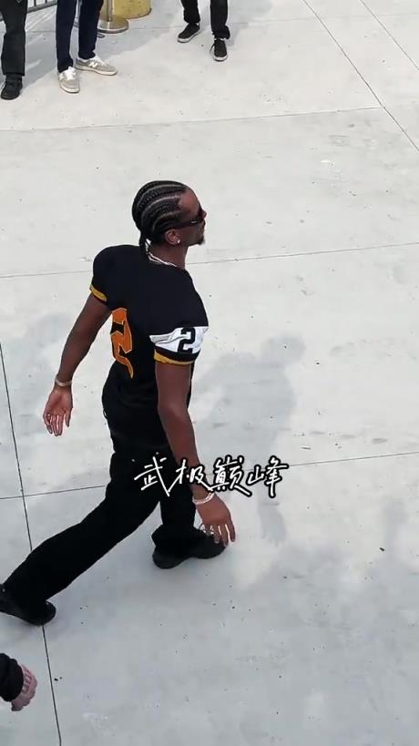 衣锦还乡!亚历山大带着总冠军奖杯回到加拿大