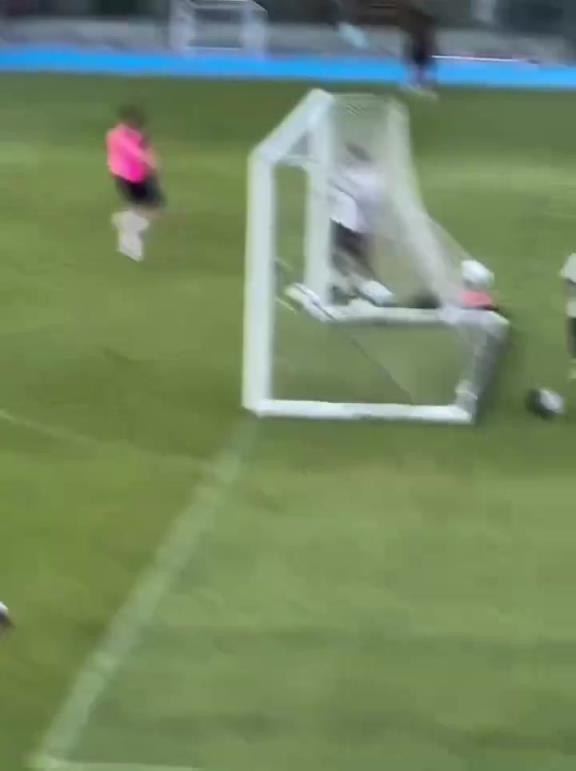 曼市连线!训练赛德布劳内直塞助攻麦克托米奈!