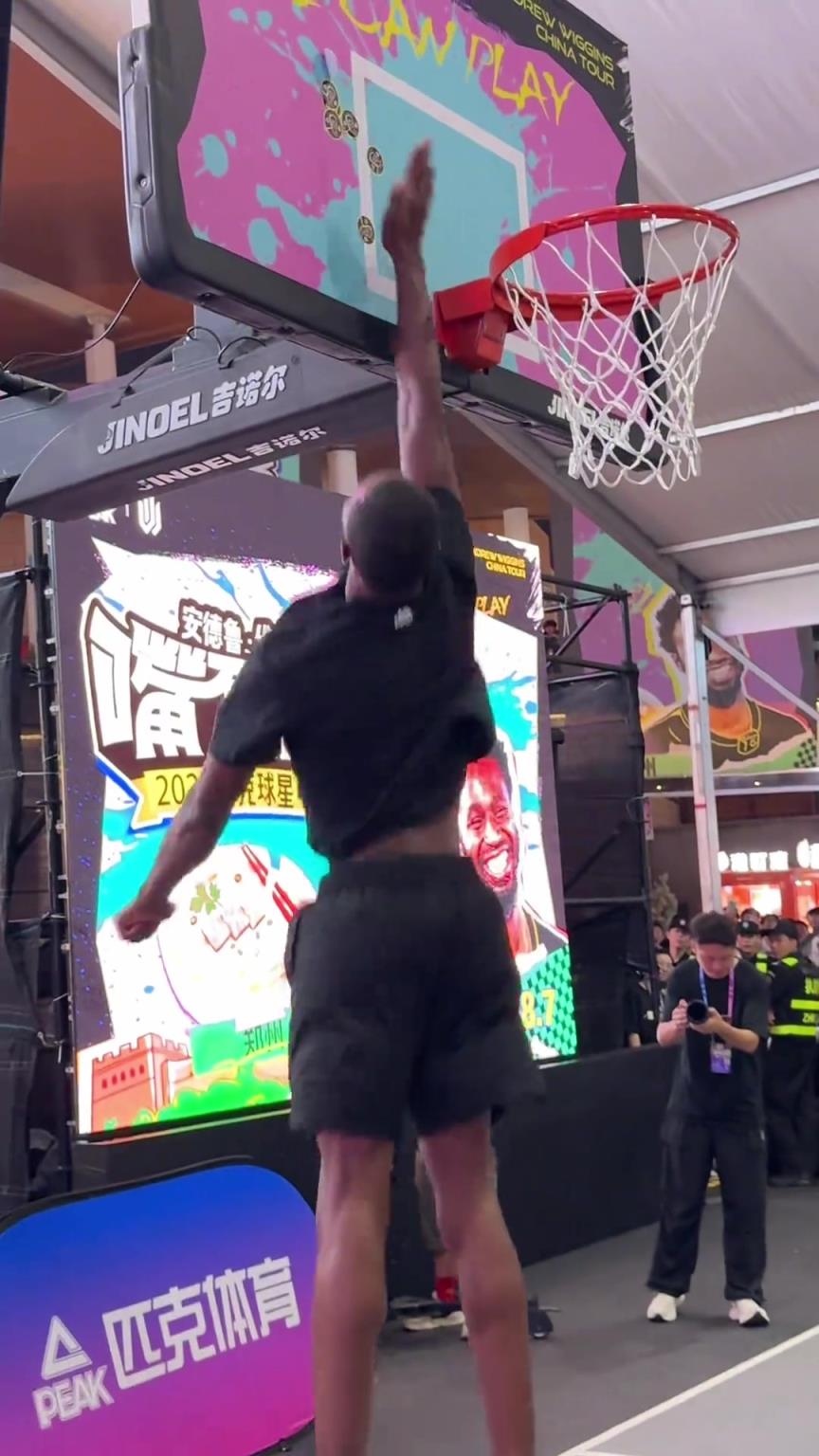 这无情的天赋!维金斯轻轻一跳,高度已经是中国扣将的极限