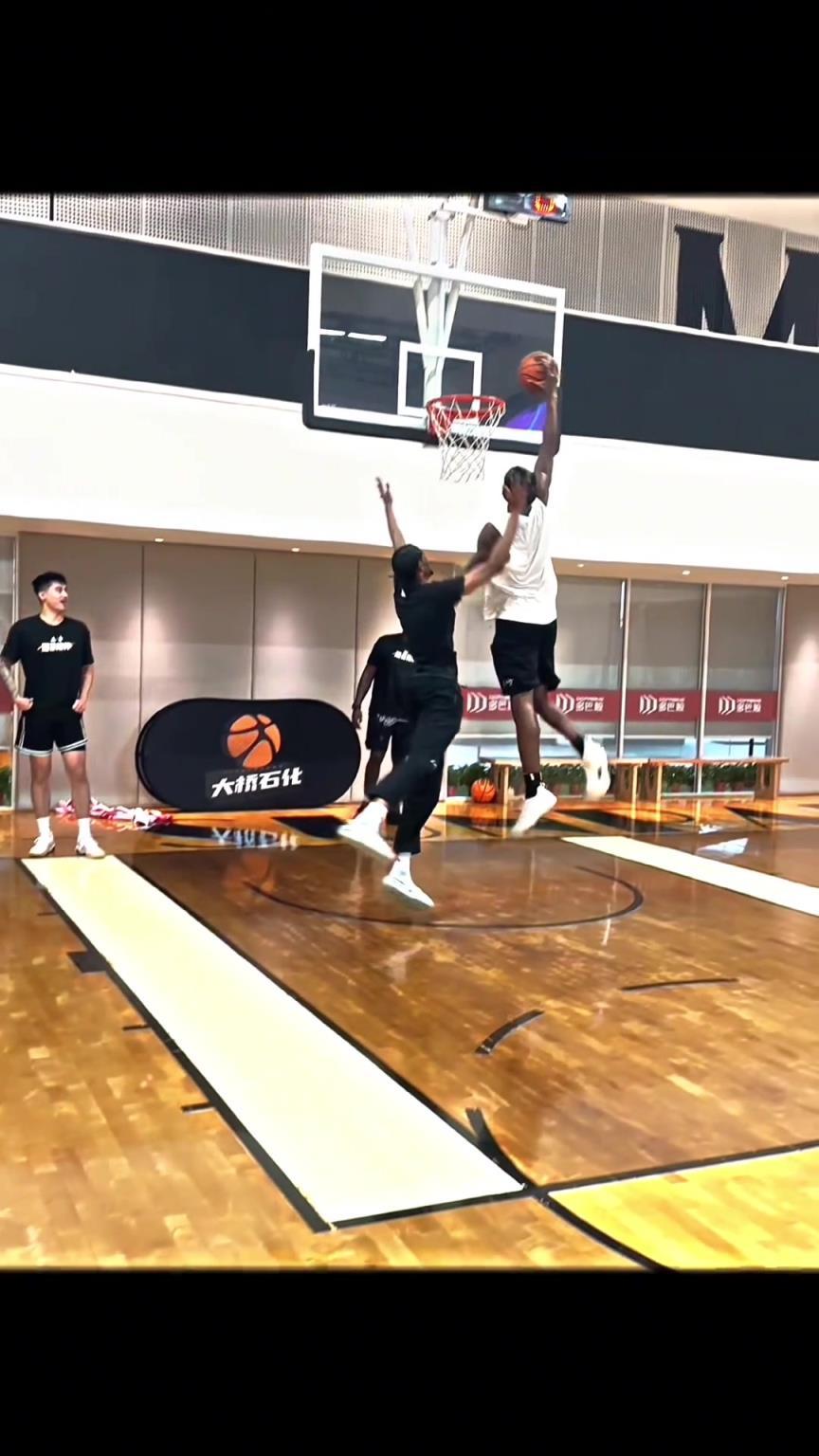 维金斯这背打技巧有点超纲啊,一个上下步直接劈扣了?