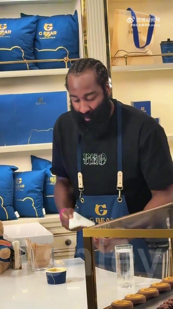 不必怀疑了,哈登吃东西真是边吃边擦胡子