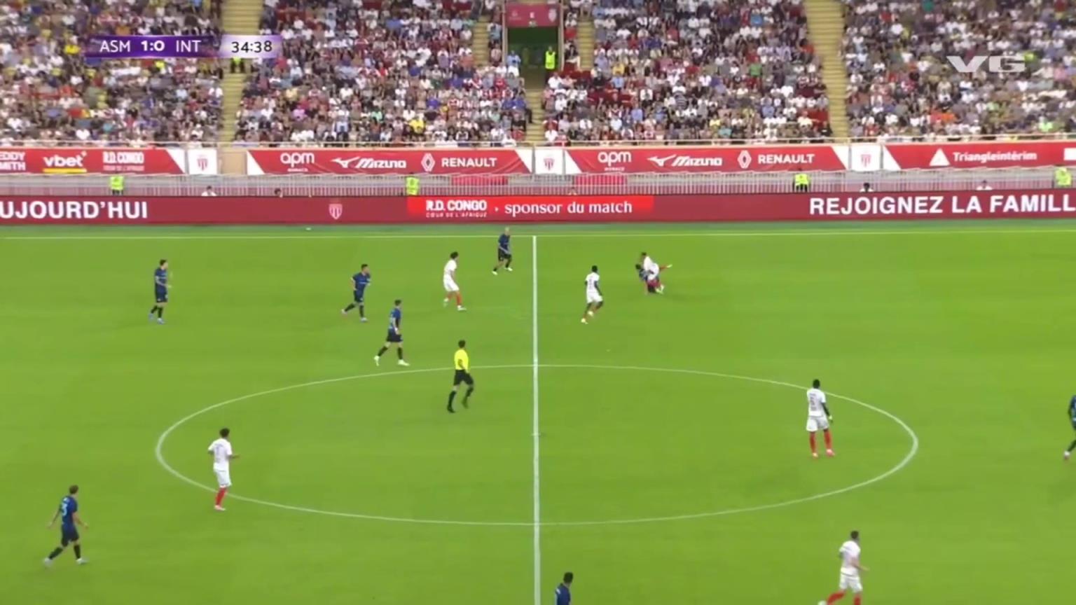 红牌罚下!恰尔汗奥卢铲倒万德森,裁判出示第二张黄牌