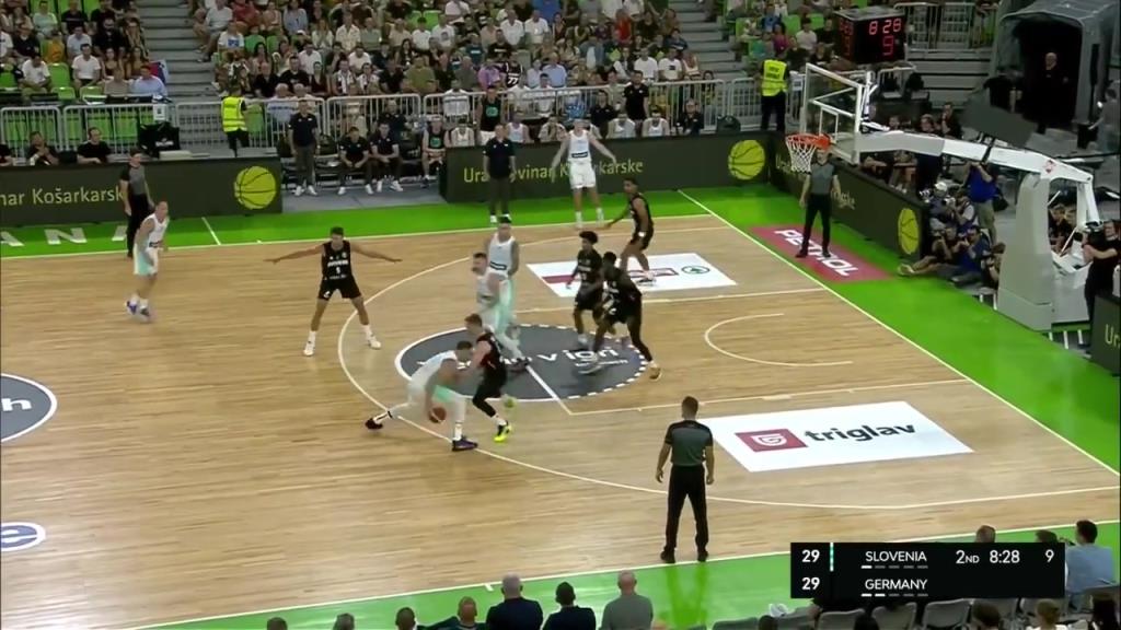 节奏变化!东契奇这三分手感也太好了吧 随手一扔就进框里了