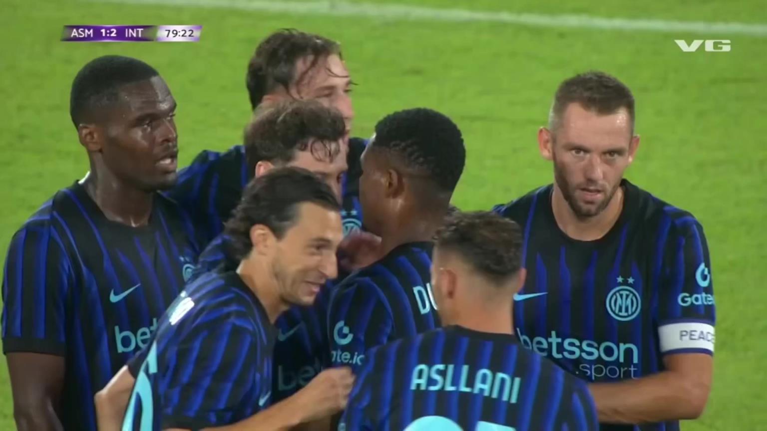 个人能力!博尼中场断球后突入禁区,面对三人包夹将球打进