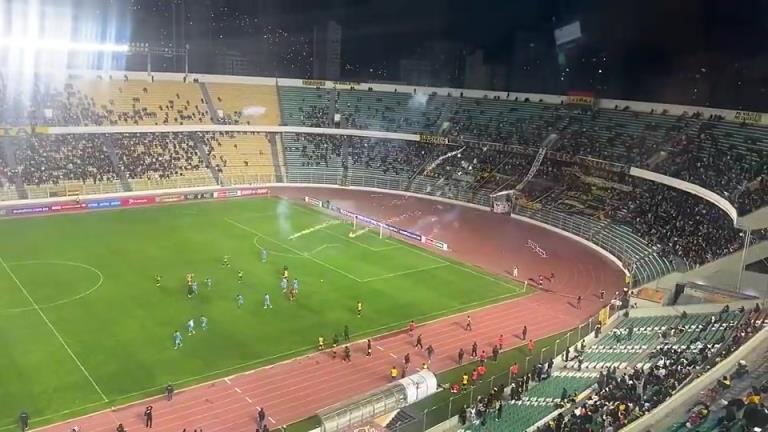 离谱!玻利维亚赛场“炸裆”事故,球员惨遭烟花射中下体