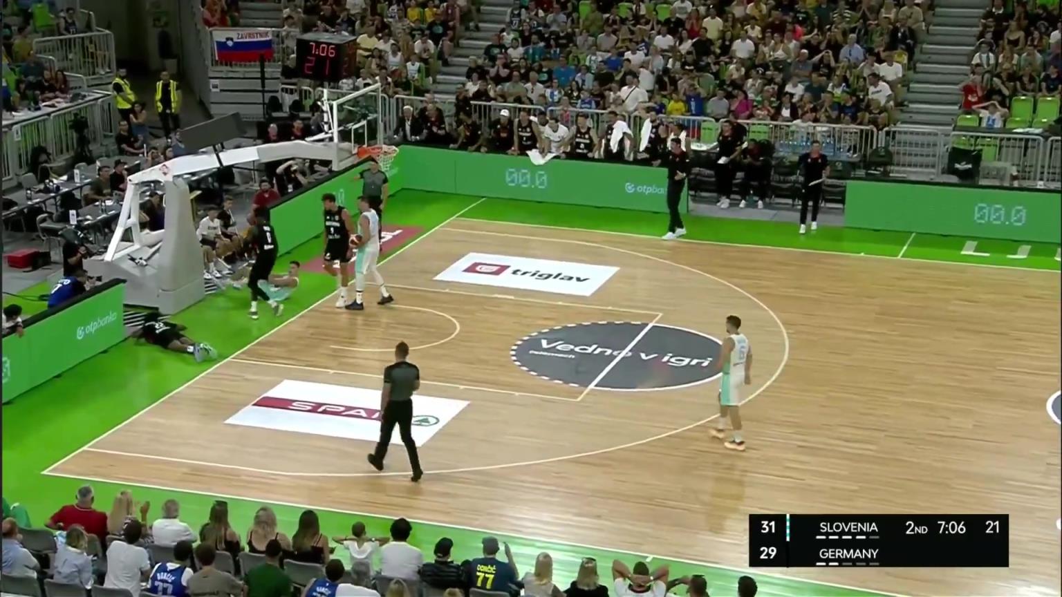 东契奇与邦加爆发口角,随后马上用一记不讲理迎射三分给予回击