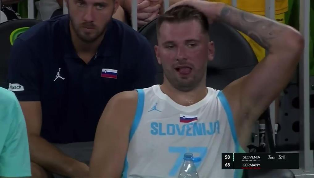 热身赛强度都不小!东契奇坐板凳席上满头大汗直喘