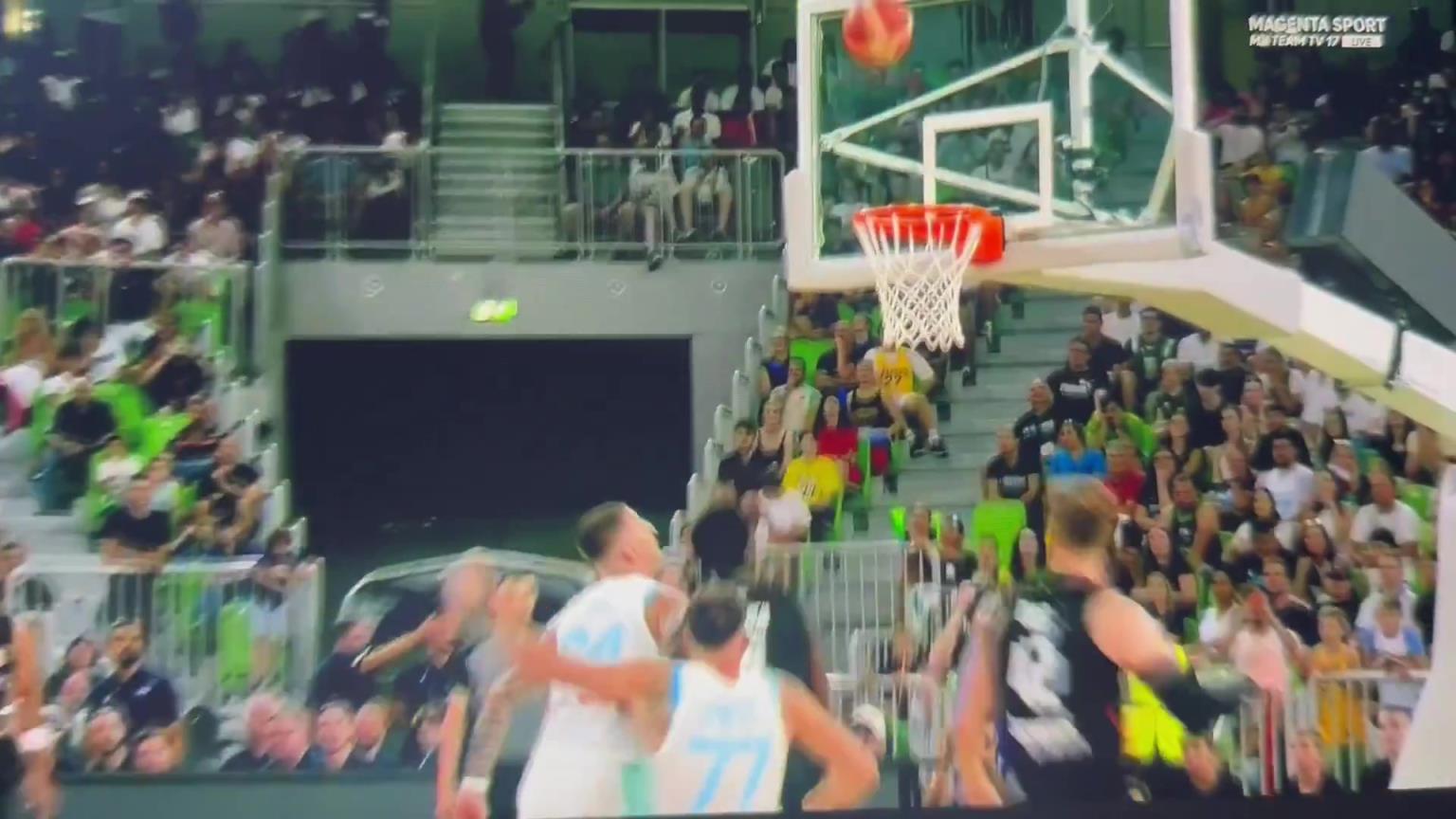 这身体控制力!东契奇别扭姿势出手,球依旧空心命中