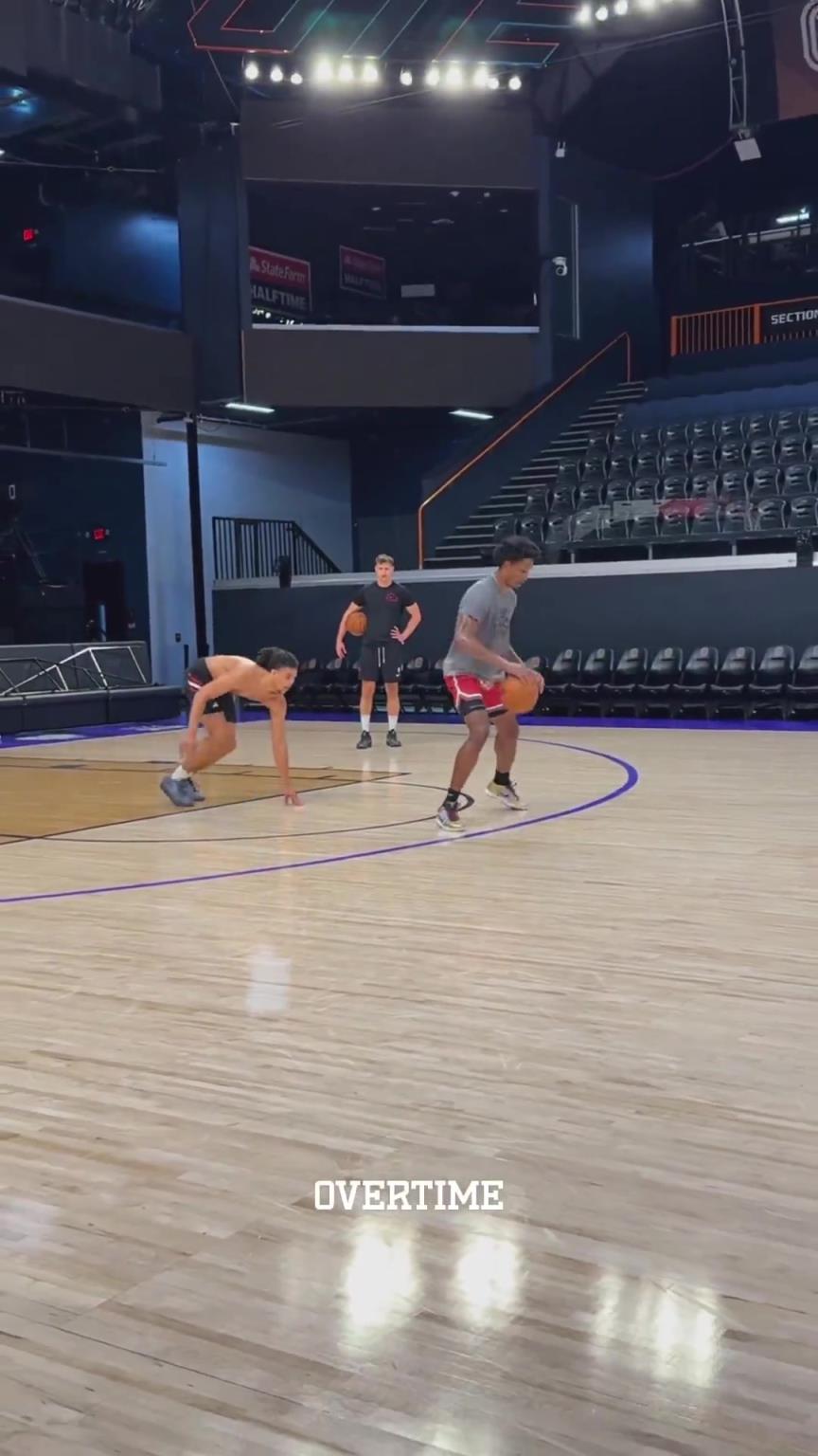 阿门真的能把投篮练出来么?这投篮姿势看着还是有点别扭!