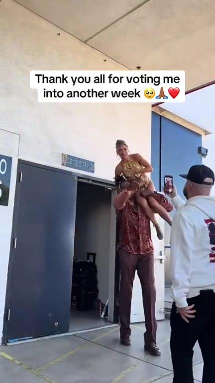 美女与野兽!霍华德此前参加舞蹈节目,单手扛着美女舞伴就亮相了