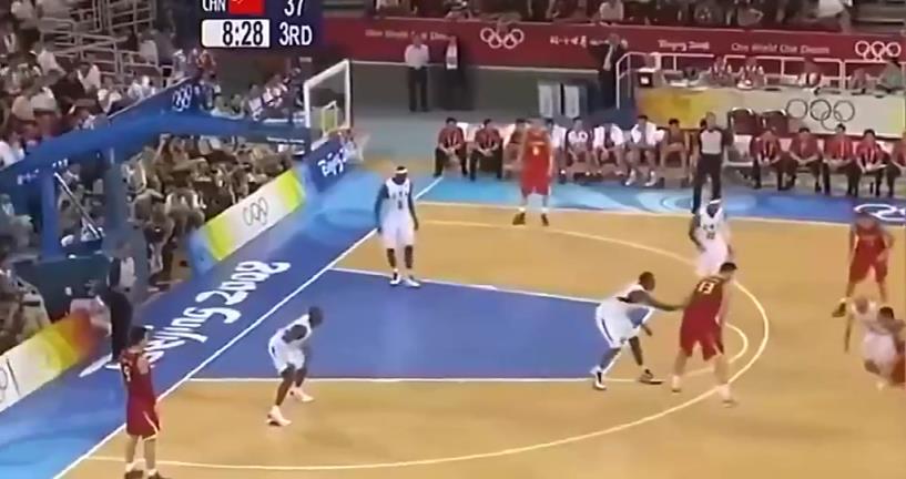 08奥运易建联隔着安东尼上演炸裂补扣!瓜哥:这谁的部将?