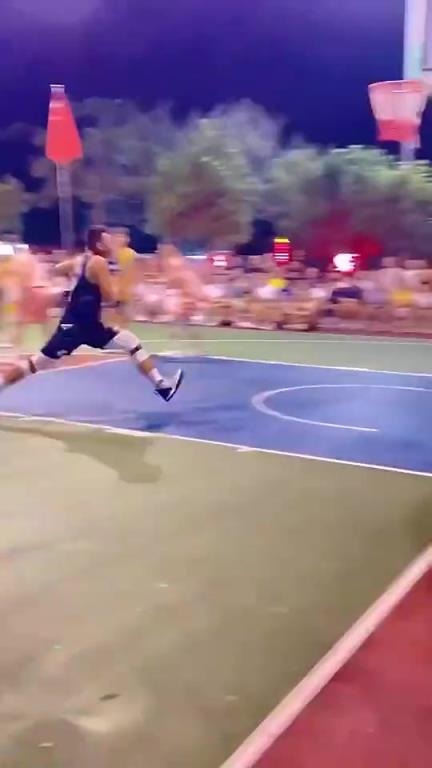 在外网火了!这球看起来是妥妥的走步,但裁判毫无反应!