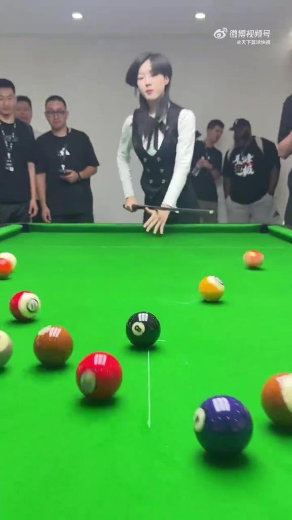 惊呆了!哈登被美女裁判的台球技术所折服,为其送上了签名球鞋!