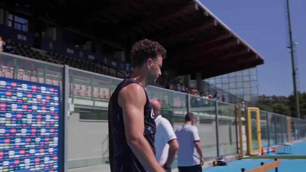 天气是真的好啊!那不勒斯的日常训练!人群中一眼锁定了卢卡库!