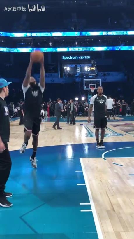 早就有互动!全明星名场面:哈登小卡交流技术!钻研规则的大师!