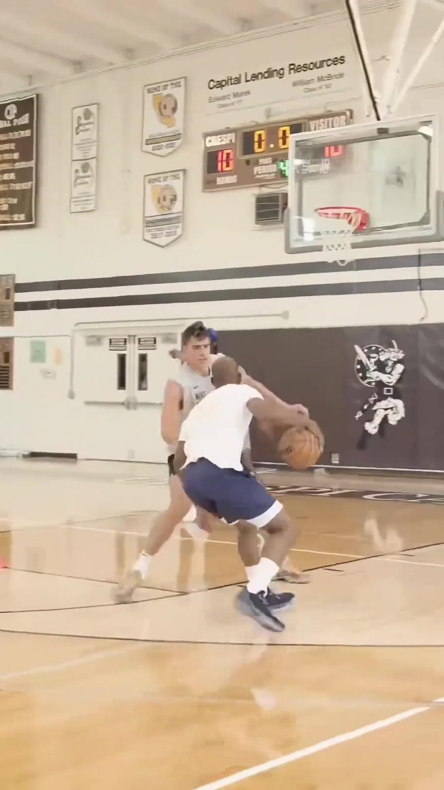 就喜欢看保罗单打大个的样子,下赛季的快船很有希望啊...