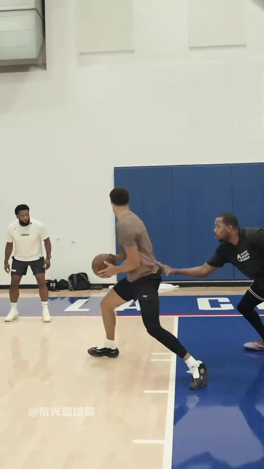 拉文休赛期练习翻身跳投 确实帅!