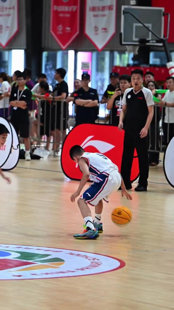 小学版辽粤大战,这不小小赵继伟吗?