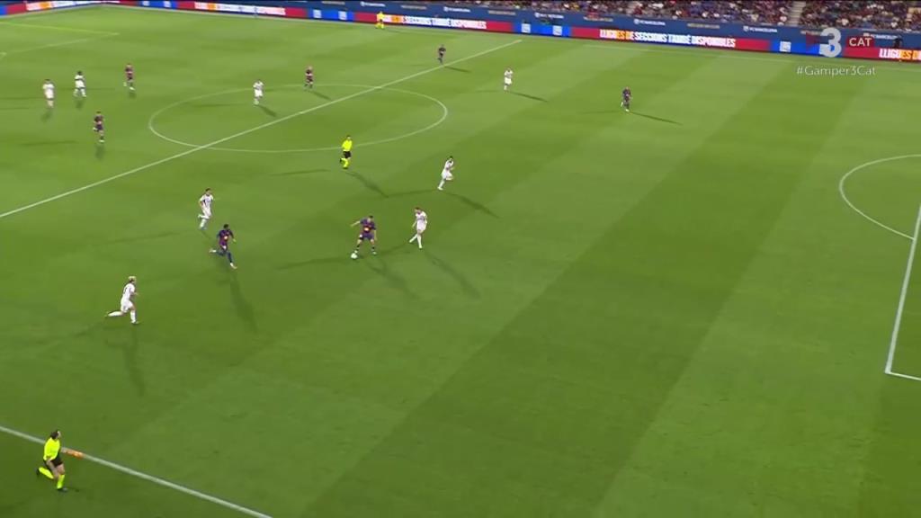 拉什福德奔袭禁区传中助攻,拉菲尼亚推射破门!巴萨3-0科莫!