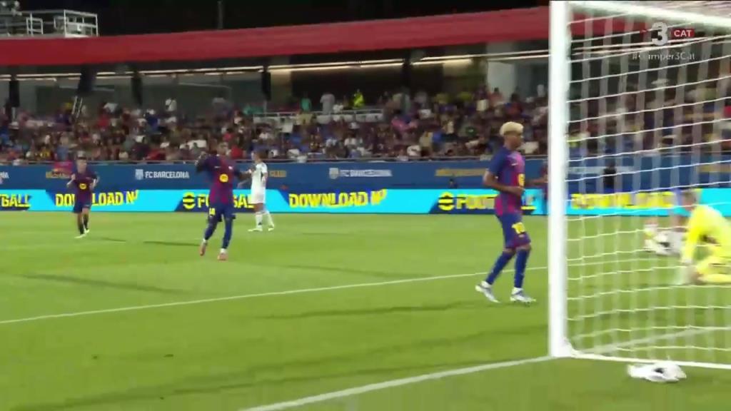 科莫禁区内自乱阵脚!拉菲尼亚断球助攻,亚马尔轻松打空门得手!