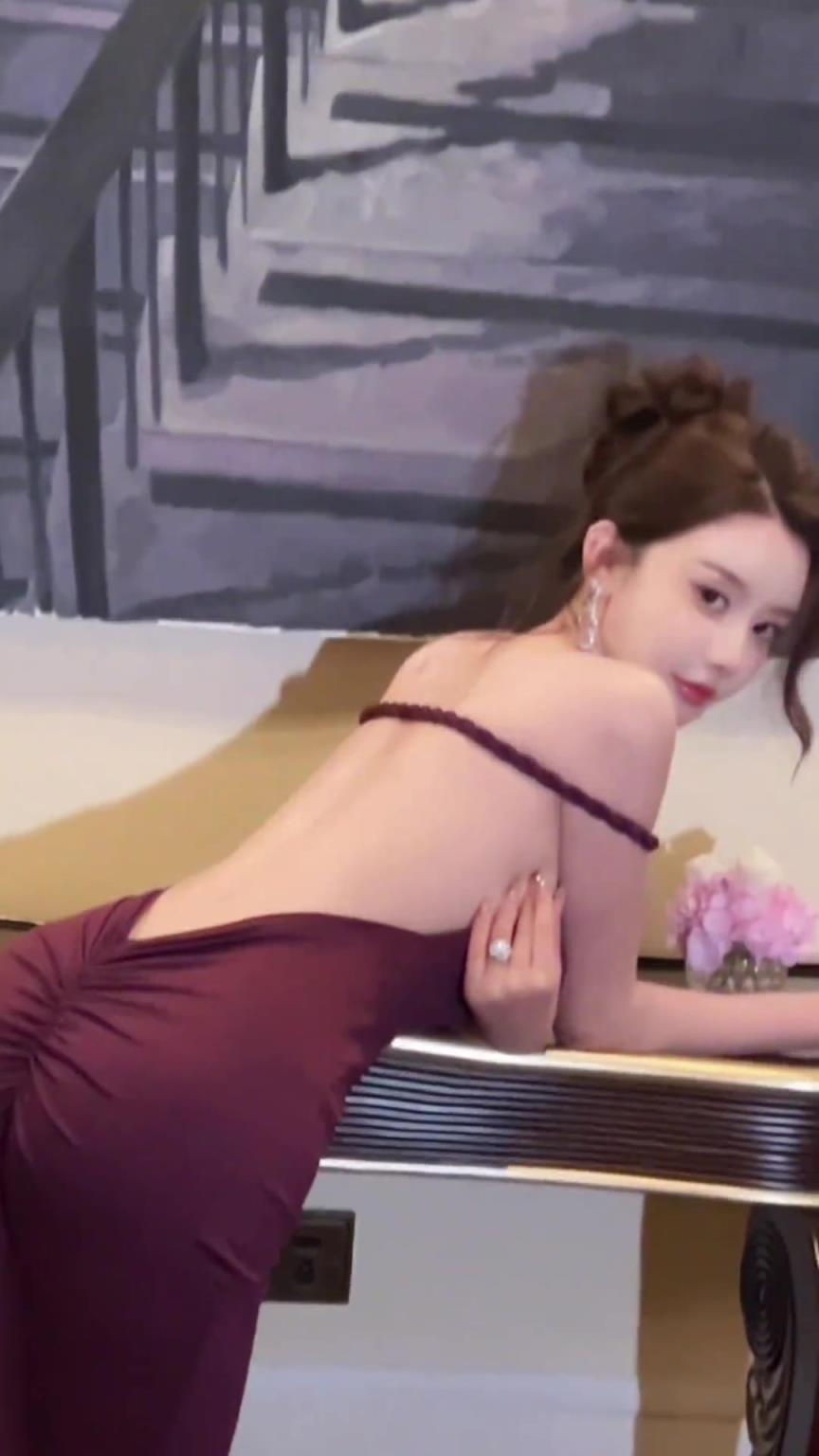 回头一幕爱了爱了!詹姆斯小迷妹周麟嘉的一身露背长裙穿搭~