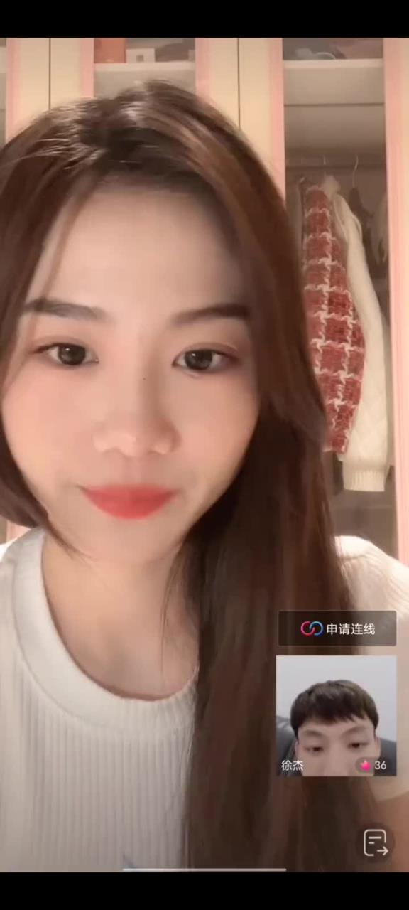 如今?此前徐杰和女友直播间秀恩爱:送你个私人飞机带你上天~