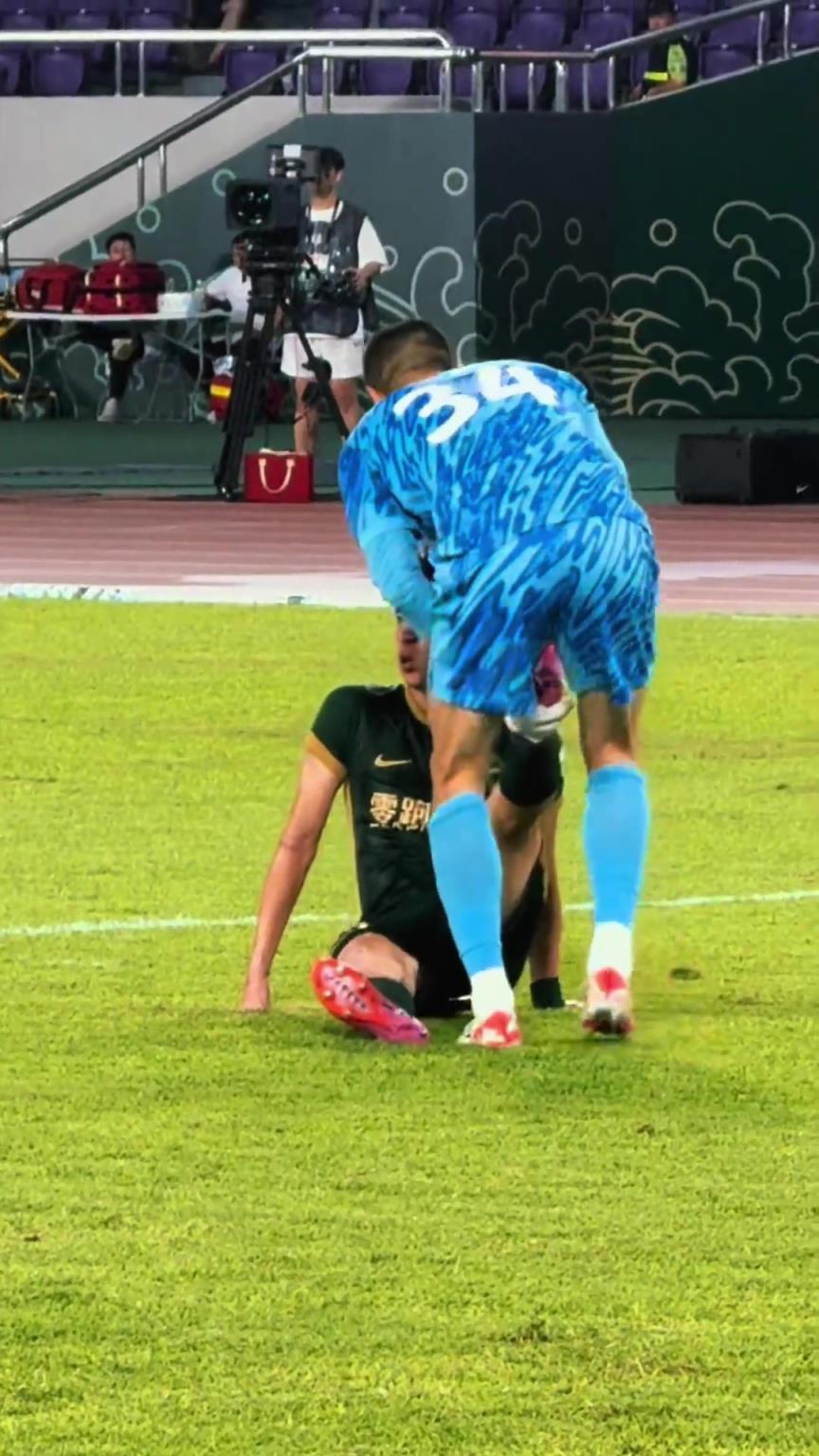 燃尽了!王钰栋接球转身低射后双腿抽筋!侯森上前帮忙拉伸!