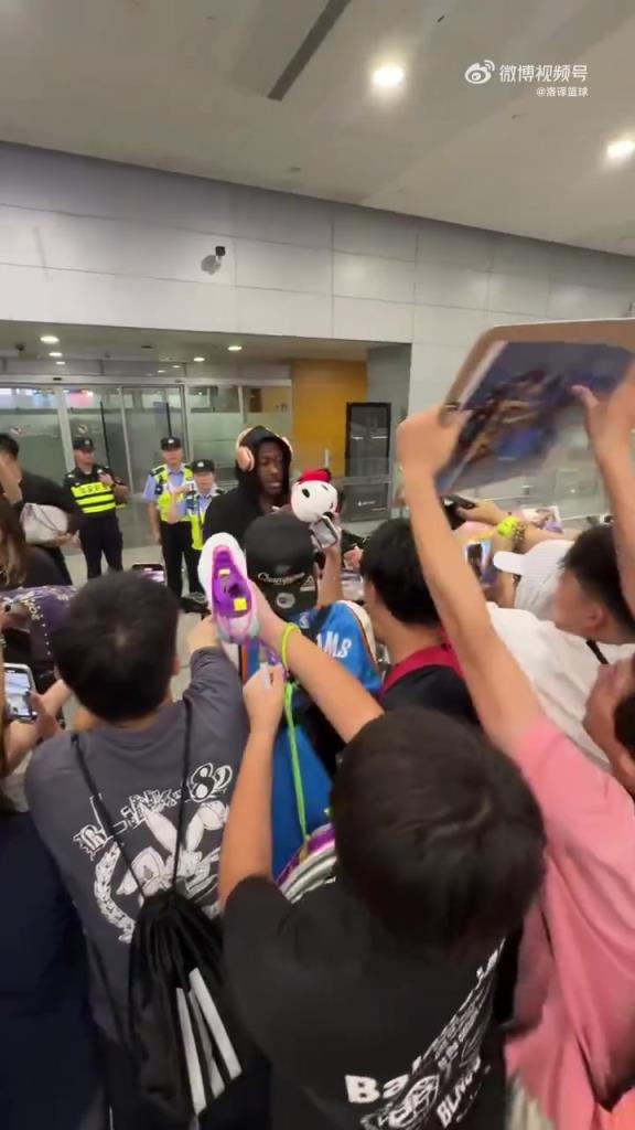 延误10小时!杰伦威中国行凌晨抵达上海!现场仍有许多球迷接机