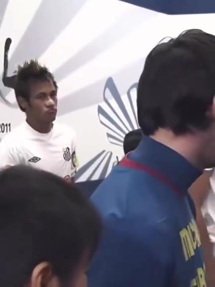 眼神不断偷瞄!还记得当年内马尔第一次见到梅西时的情景吗?