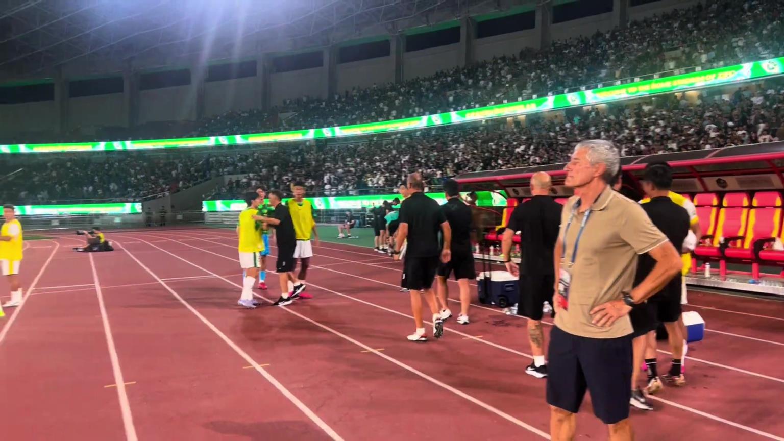 艰难!实拍:终场哨响瞬间,塞蒂恩和国安教练组长舒一口气