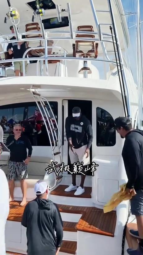 “篮球之神的气场~迈克尔乔丹钓鱼归来引现场轰动”