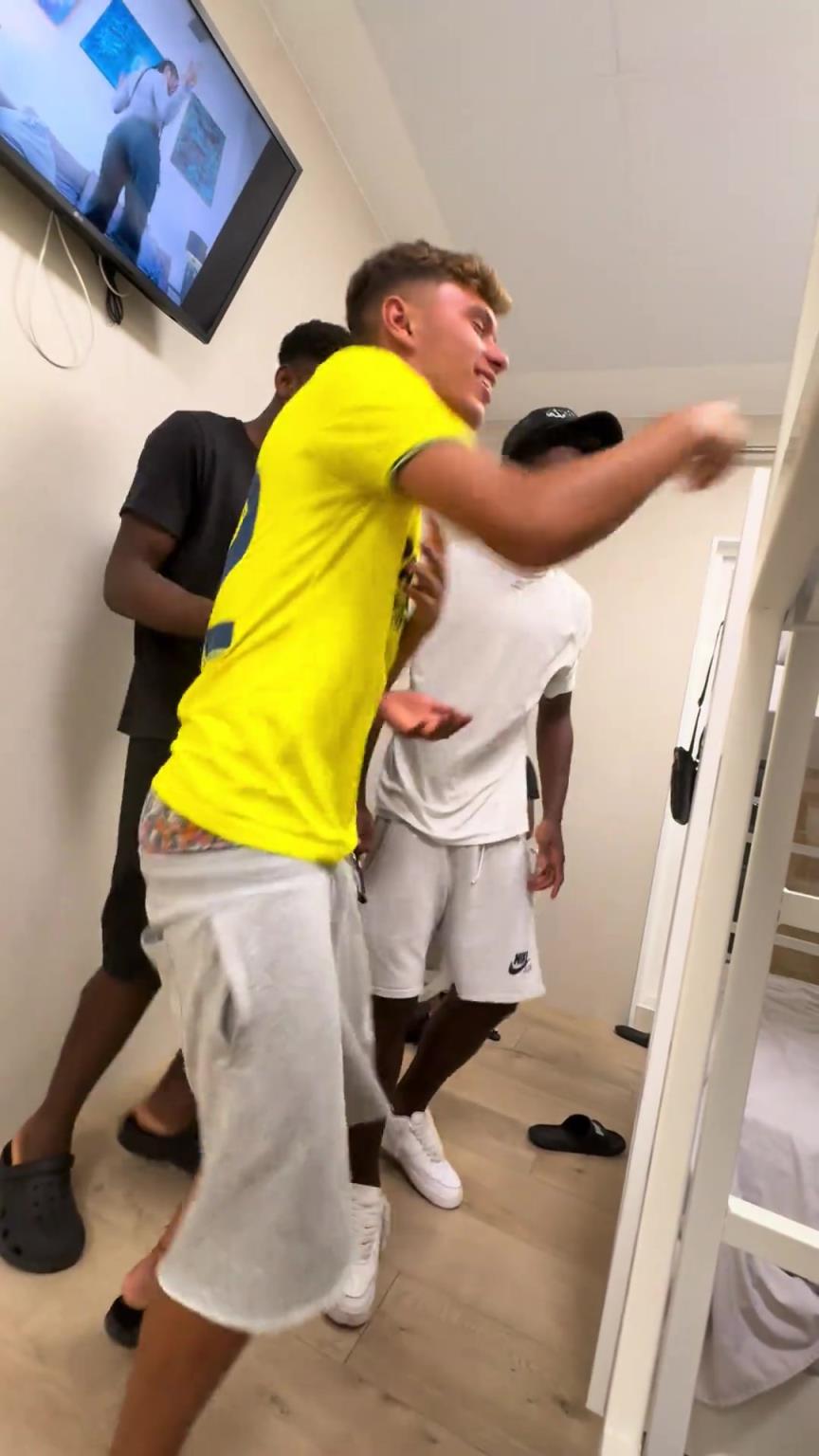 气氛很活跃啊!刘凯源的比利亚雷亚尔队友宿舍跳舞