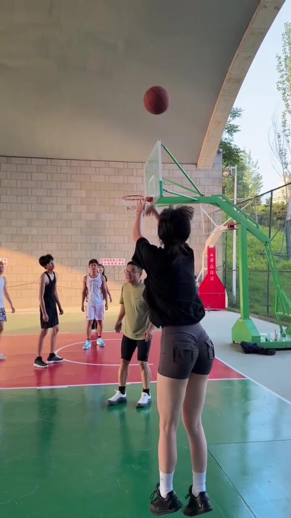 不懂就问,妹子这球走步了吗?