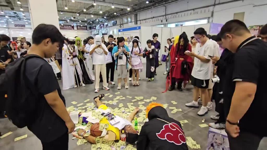 毫无下限!一男子漫展cos科比躺在地上身边全是美金