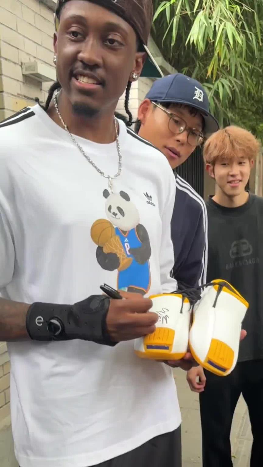 穿8号原因!杰伦威中国行为球鞋签名 镜头拉到小腿处有科比纹身