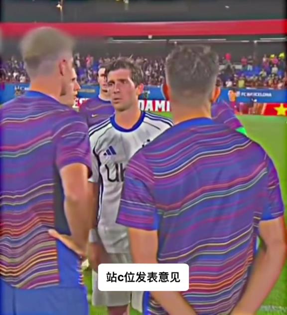 巴萨球员围着科莫的老友罗贝托闲聊,罗贝托把最好的自己给了巴萨