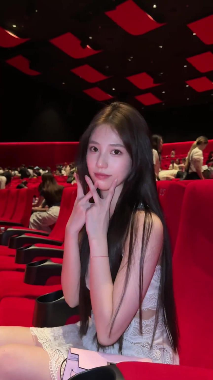 程鑫凯前女友鸡腿诺参加《东极岛》路演:见到吴磊和朱一龙啦!