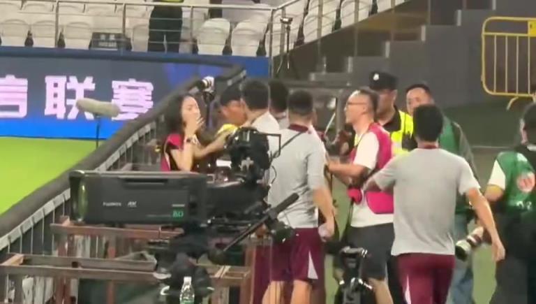 现场镜头:海港人员上去抢夺手机的第一下划伤了女记者嘴唇