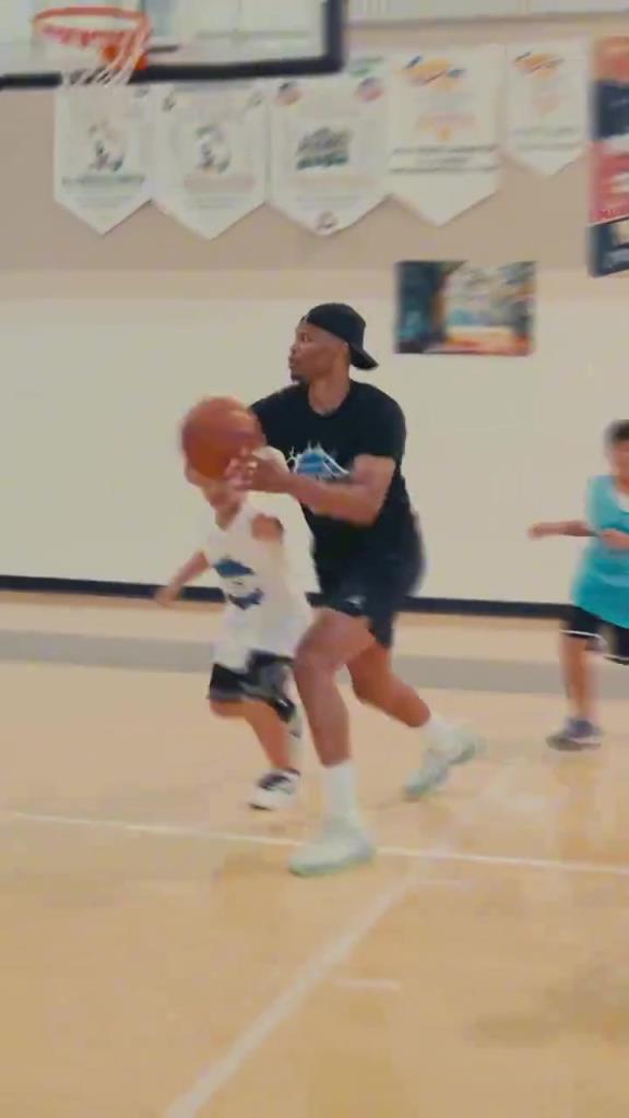 少爷加入小孩训练营,能有大威少当教练是不是很幸福?