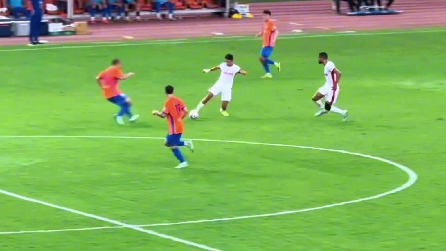 哥们练过啊!洛佩兹高光技能:卧倒单腿抢断