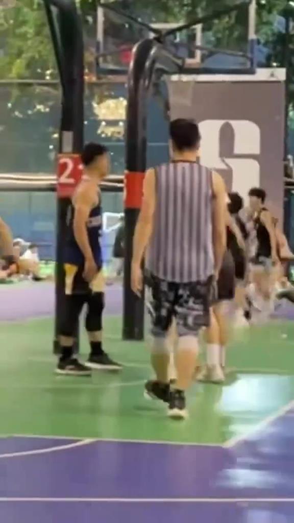 球场上没有人情世故,全是打打杀杀